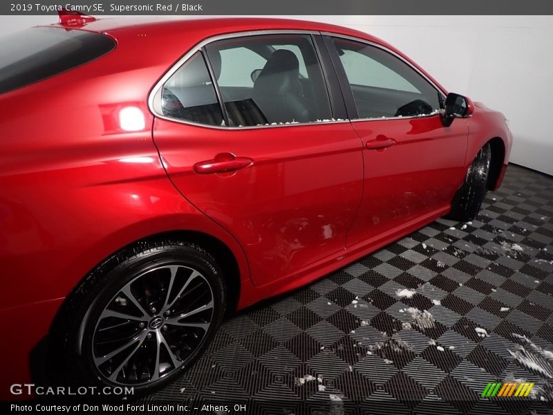 Supersonic Red / Black 2019 Toyota Camry SE