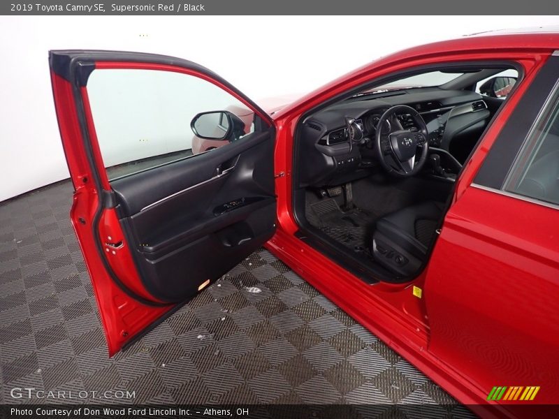 Supersonic Red / Black 2019 Toyota Camry SE