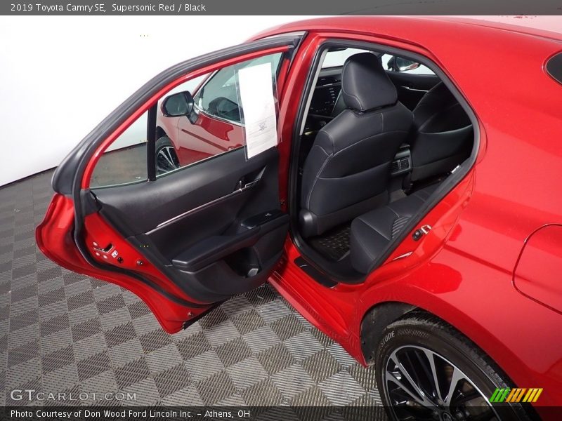 Supersonic Red / Black 2019 Toyota Camry SE