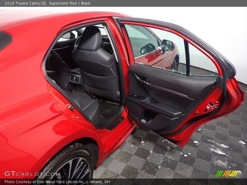Supersonic Red / Black 2019 Toyota Camry SE
