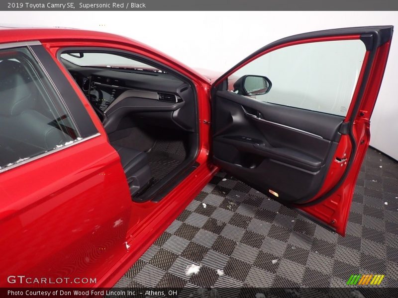 Supersonic Red / Black 2019 Toyota Camry SE