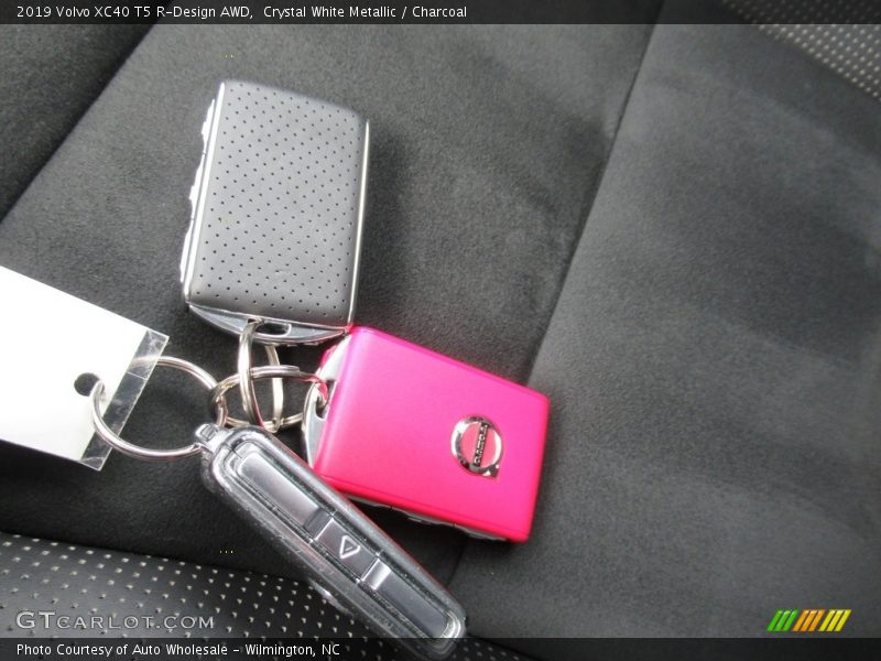 Crystal White Metallic / Charcoal 2019 Volvo XC40 T5 R-Design AWD