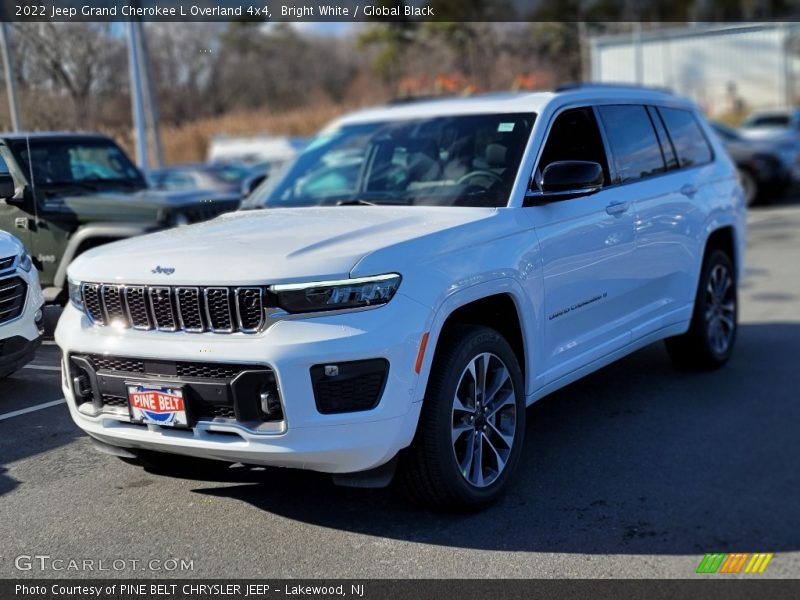 Front 3/4 View of 2022 Grand Cherokee L Overland 4x4