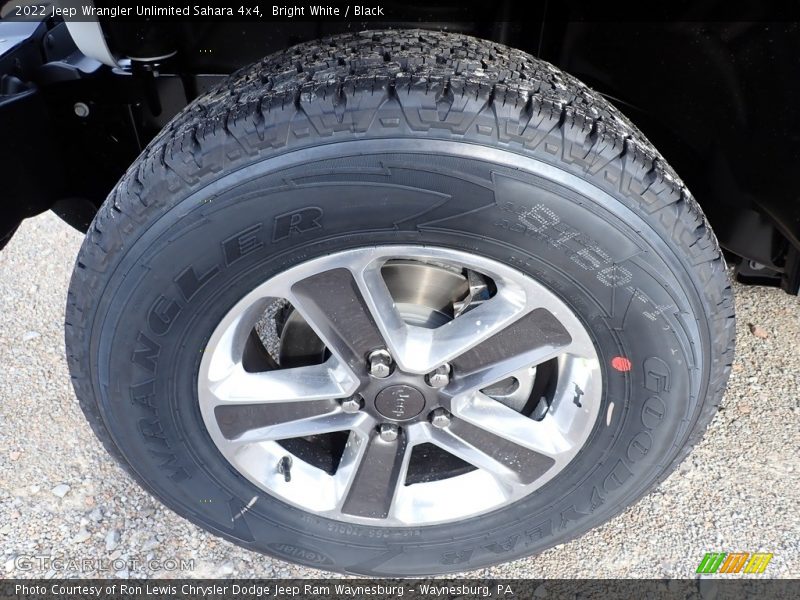 Bright White / Black 2022 Jeep Wrangler Unlimited Sahara 4x4