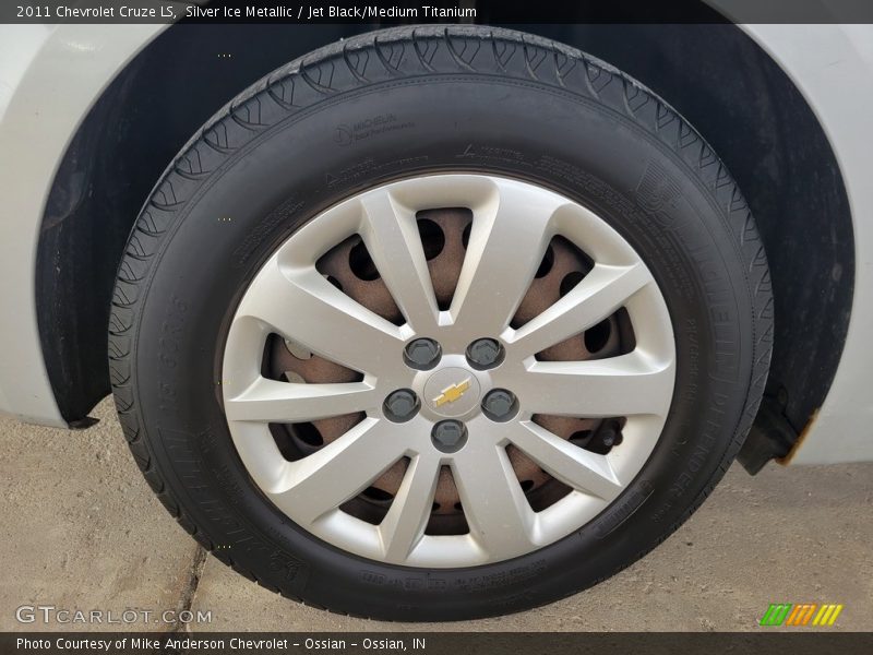 Silver Ice Metallic / Jet Black/Medium Titanium 2011 Chevrolet Cruze LS