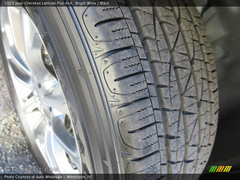 Bright White / Black 2021 Jeep Cherokee Latitude Plus 4x4