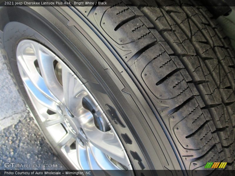 Bright White / Black 2021 Jeep Cherokee Latitude Plus 4x4