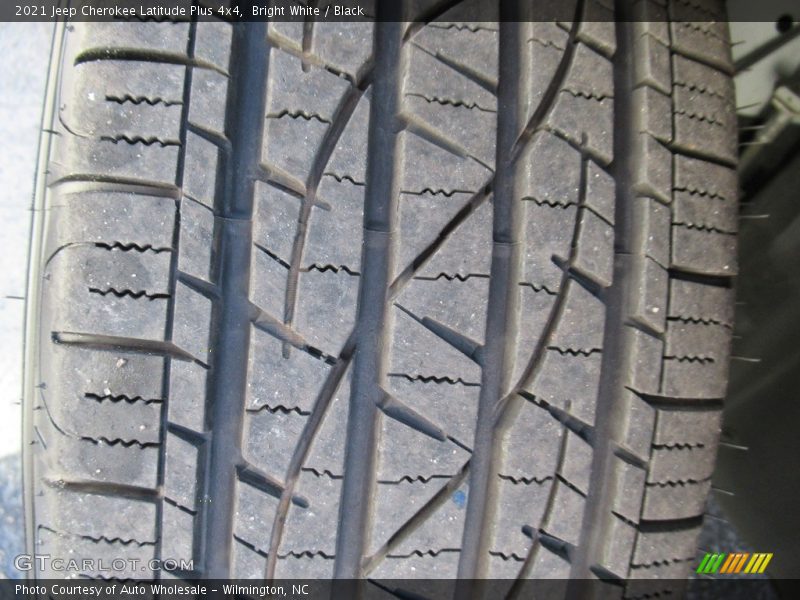 Bright White / Black 2021 Jeep Cherokee Latitude Plus 4x4