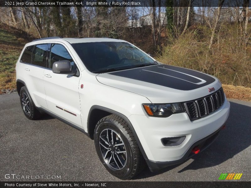 Front 3/4 View of 2021 Grand Cherokee Trailhawk 4x4