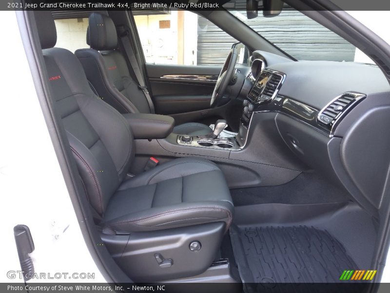 Front Seat of 2021 Grand Cherokee Trailhawk 4x4
