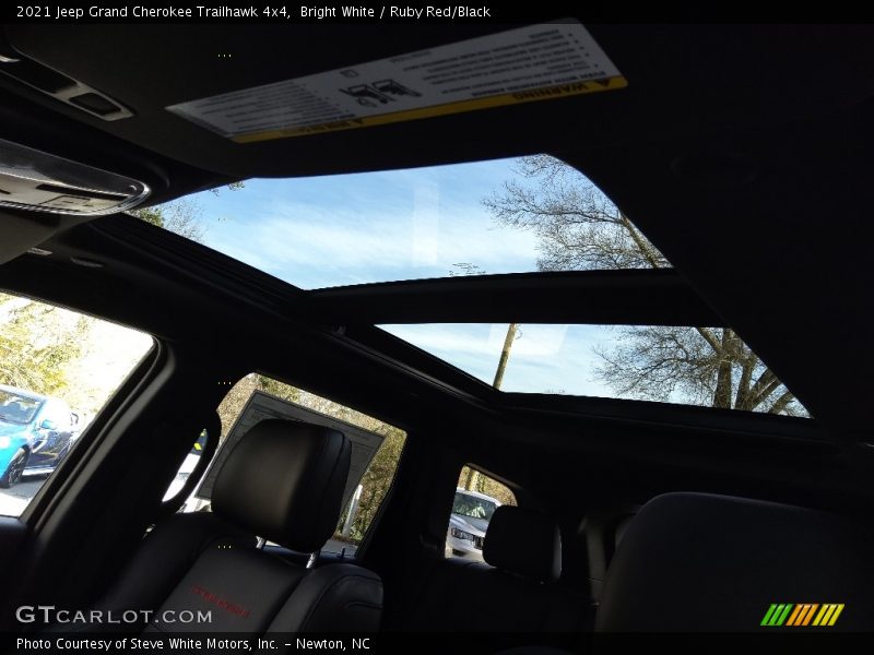 Bright White / Ruby Red/Black 2021 Jeep Grand Cherokee Trailhawk 4x4