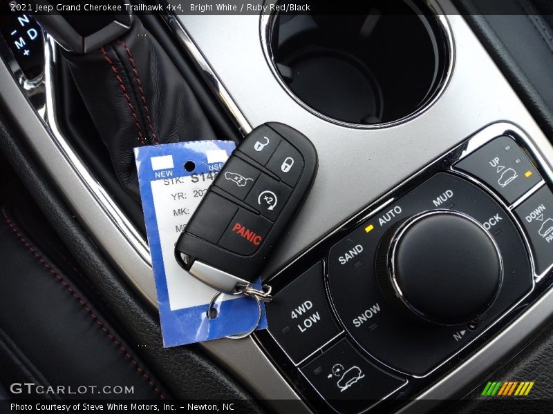 Controls of 2021 Grand Cherokee Trailhawk 4x4