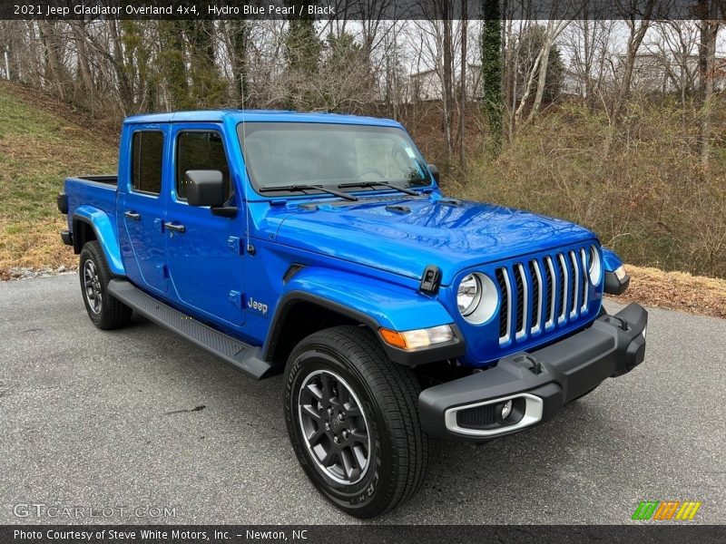 Front 3/4 View of 2021 Gladiator Overland 4x4