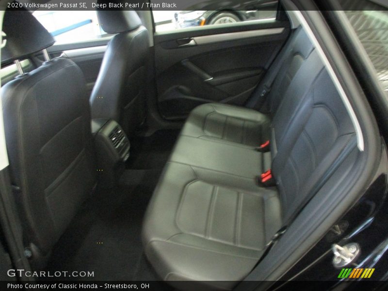 Deep Black Pearl / Titan Black 2020 Volkswagen Passat SE