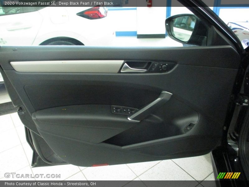 Deep Black Pearl / Titan Black 2020 Volkswagen Passat SE