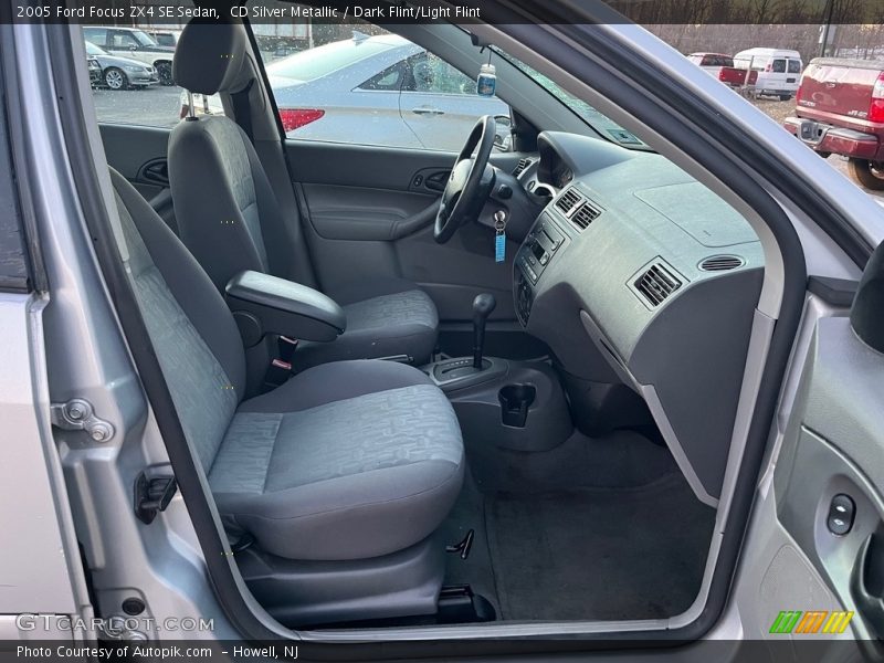 CD Silver Metallic / Dark Flint/Light Flint 2005 Ford Focus ZX4 SE Sedan