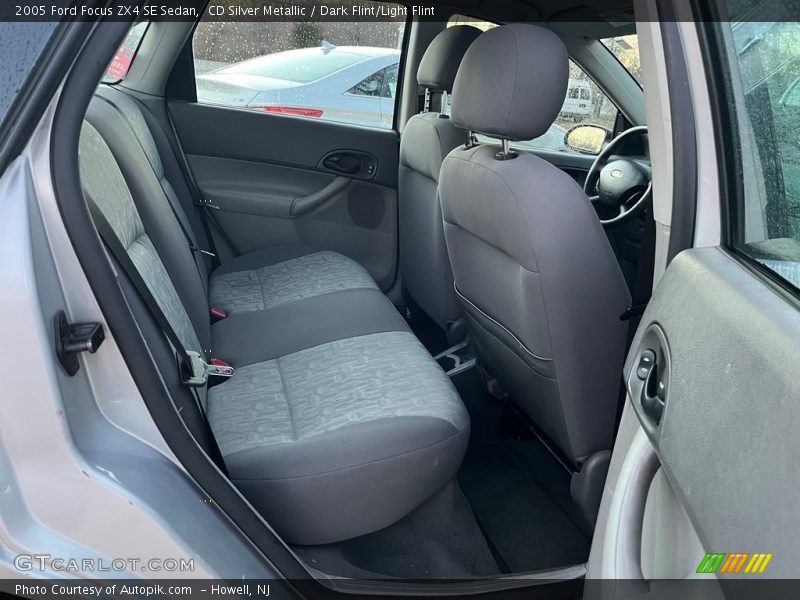 CD Silver Metallic / Dark Flint/Light Flint 2005 Ford Focus ZX4 SE Sedan
