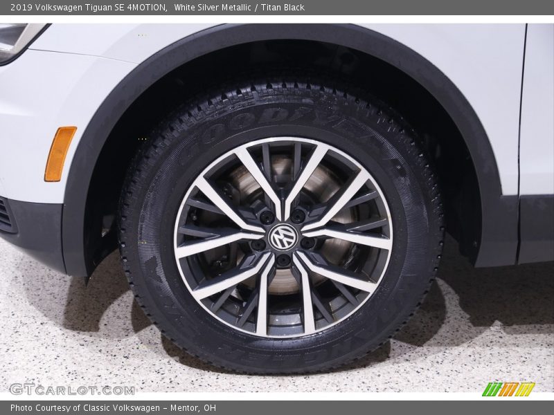 White Silver Metallic / Titan Black 2019 Volkswagen Tiguan SE 4MOTION