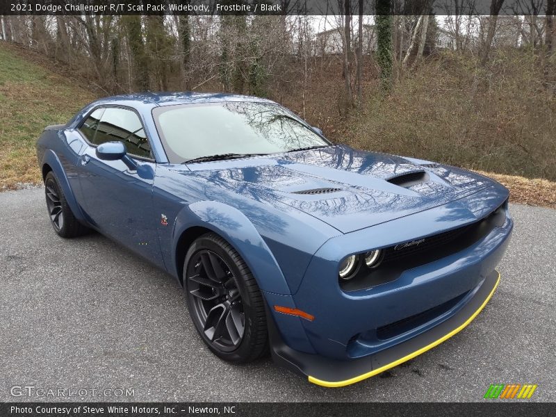 Front 3/4 View of 2021 Challenger R/T Scat Pack Widebody