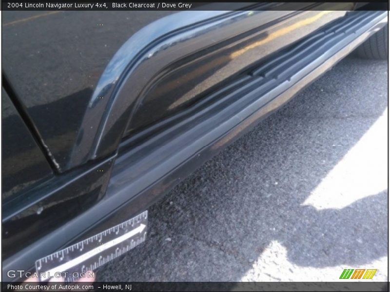 Black Clearcoat / Dove Grey 2004 Lincoln Navigator Luxury 4x4