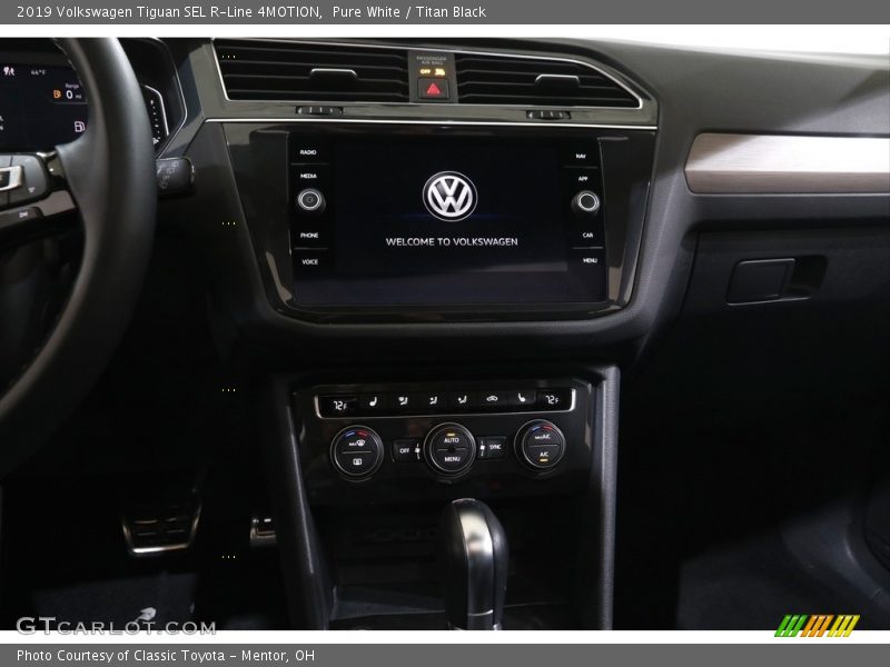 Pure White / Titan Black 2019 Volkswagen Tiguan SEL R-Line 4MOTION