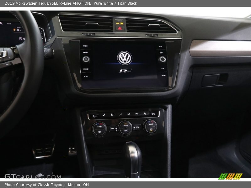 Pure White / Titan Black 2019 Volkswagen Tiguan SEL R-Line 4MOTION