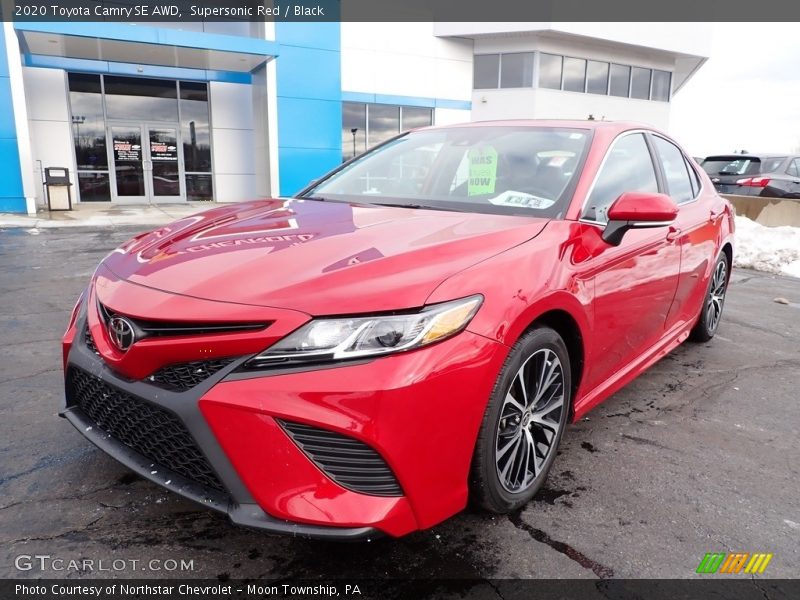 Front 3/4 View of 2020 Camry SE AWD
