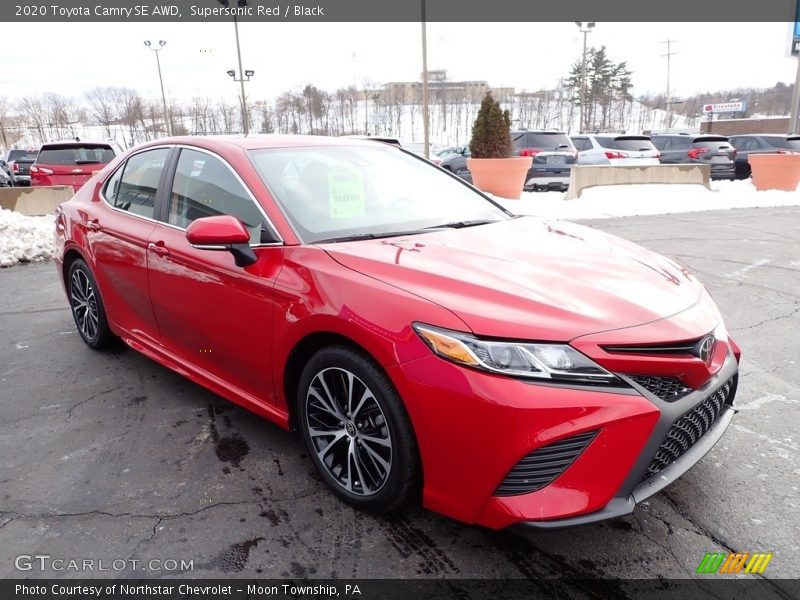 Front 3/4 View of 2020 Camry SE AWD