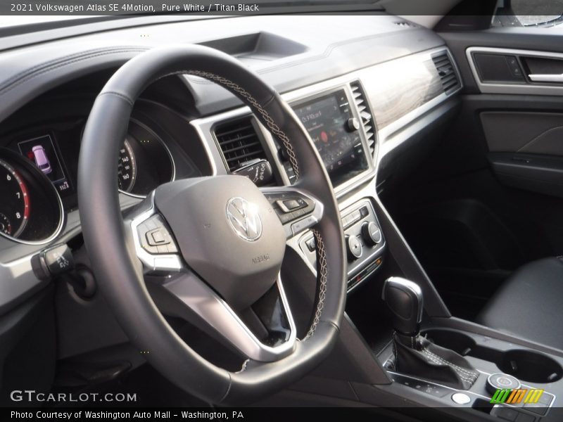 Pure White / Titan Black 2021 Volkswagen Atlas SE 4Motion