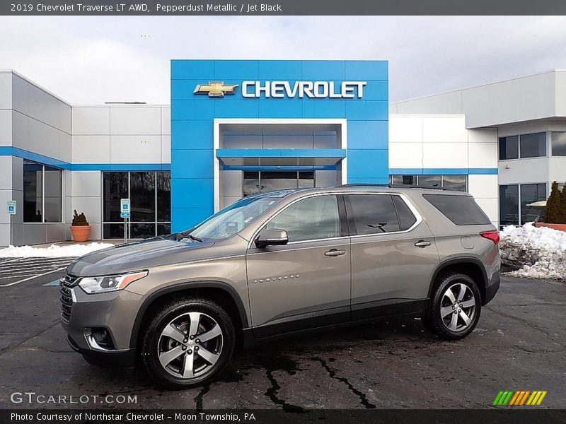Pepperdust Metallic / Jet Black 2019 Chevrolet Traverse LT AWD