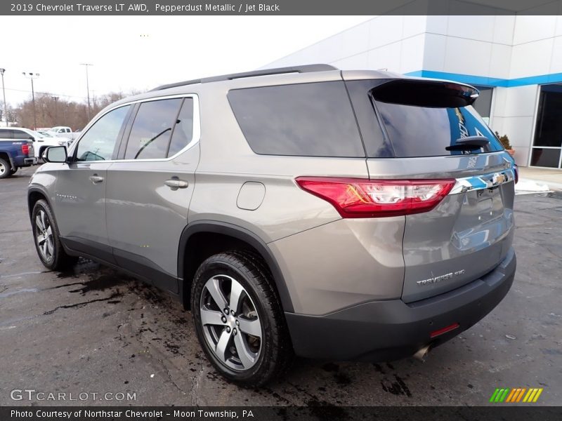 Pepperdust Metallic / Jet Black 2019 Chevrolet Traverse LT AWD