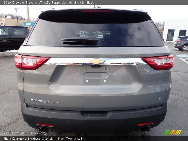 Pepperdust Metallic / Jet Black 2019 Chevrolet Traverse LT AWD
