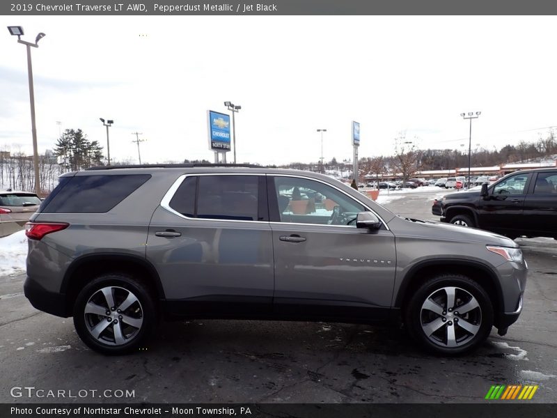 Pepperdust Metallic / Jet Black 2019 Chevrolet Traverse LT AWD