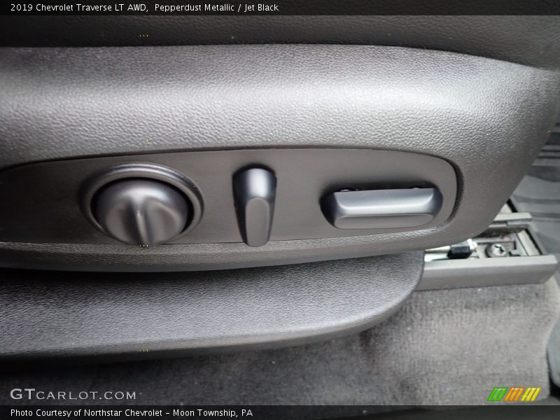 Pepperdust Metallic / Jet Black 2019 Chevrolet Traverse LT AWD