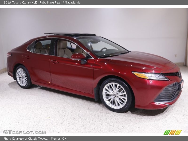 Front 3/4 View of 2019 Camry XLE