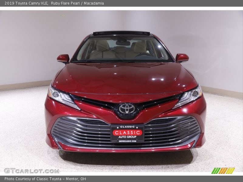 Ruby Flare Pearl / Macadamia 2019 Toyota Camry XLE