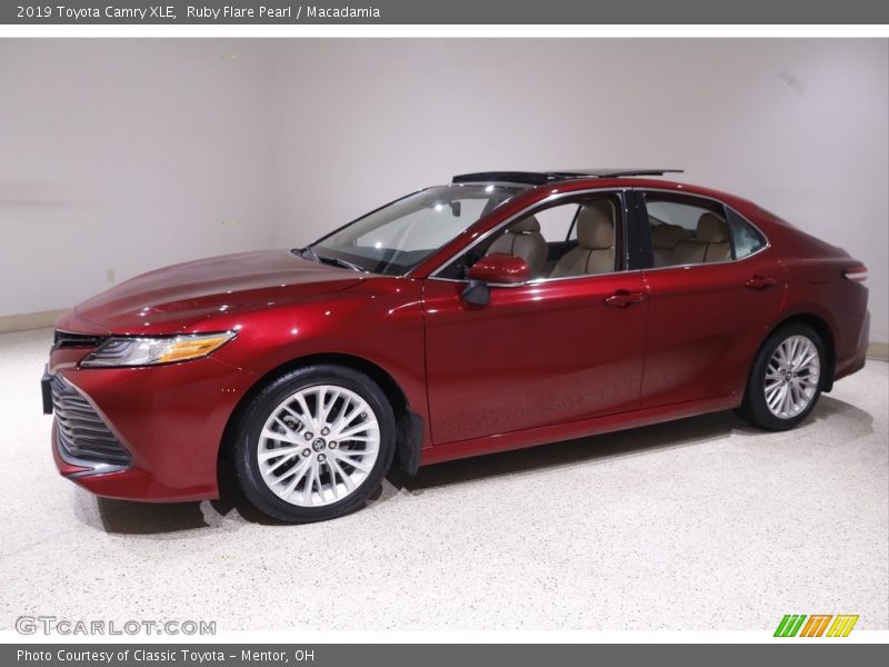 Ruby Flare Pearl / Macadamia 2019 Toyota Camry XLE