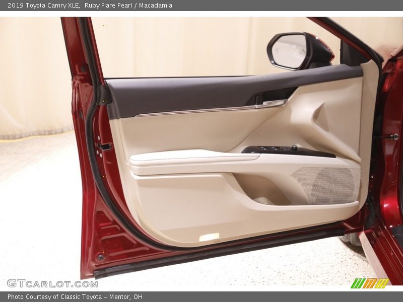 Ruby Flare Pearl / Macadamia 2019 Toyota Camry XLE