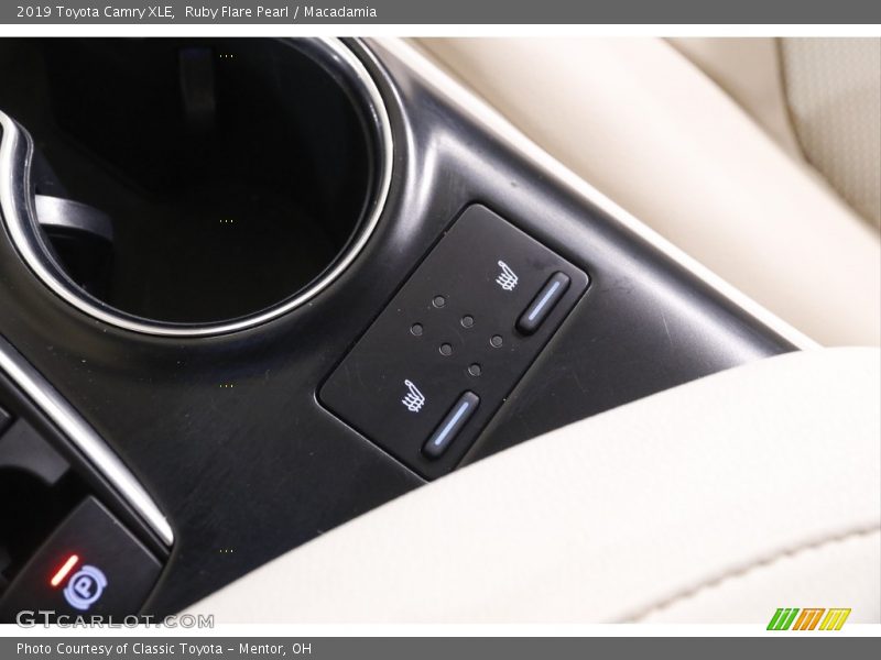 Ruby Flare Pearl / Macadamia 2019 Toyota Camry XLE