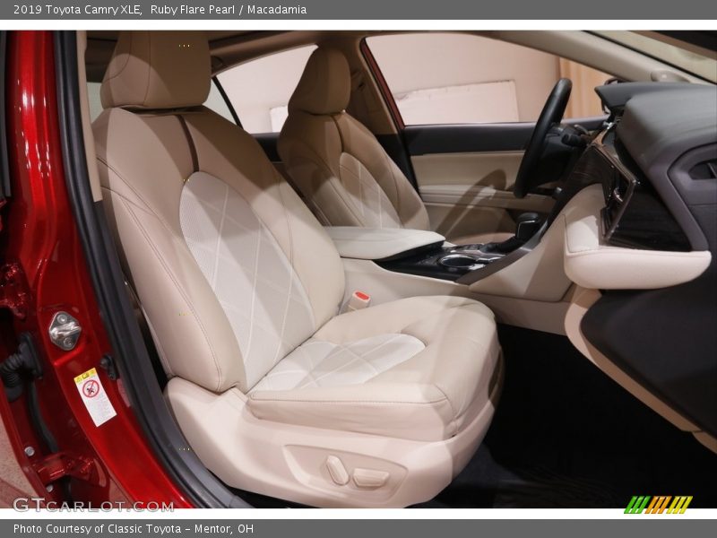 Ruby Flare Pearl / Macadamia 2019 Toyota Camry XLE