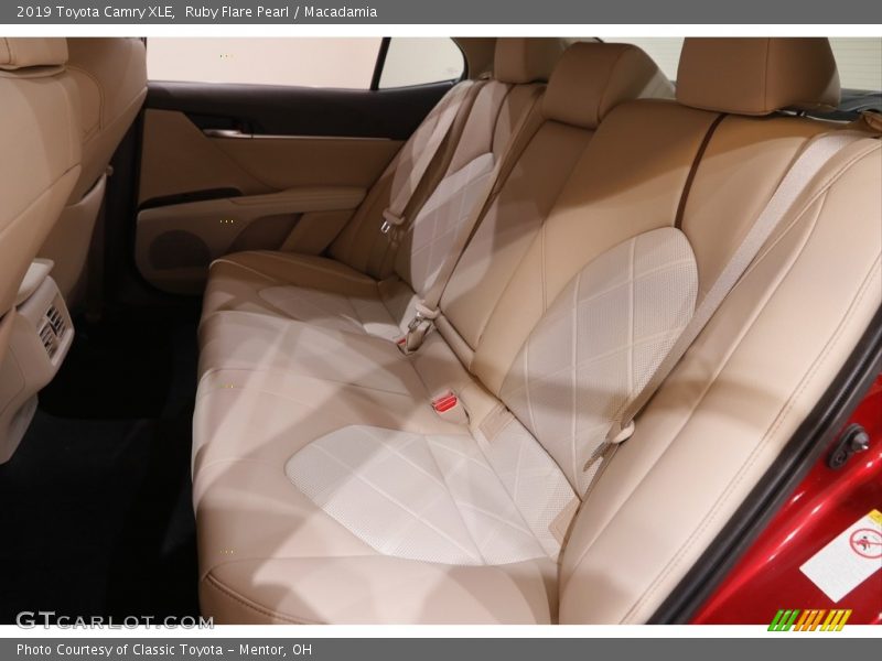 Ruby Flare Pearl / Macadamia 2019 Toyota Camry XLE