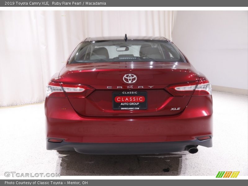 Ruby Flare Pearl / Macadamia 2019 Toyota Camry XLE