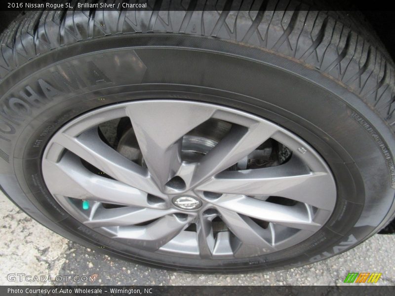 Brilliant Silver / Charcoal 2016 Nissan Rogue SL