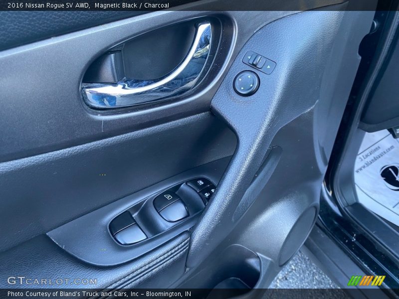 Magnetic Black / Charcoal 2016 Nissan Rogue SV AWD