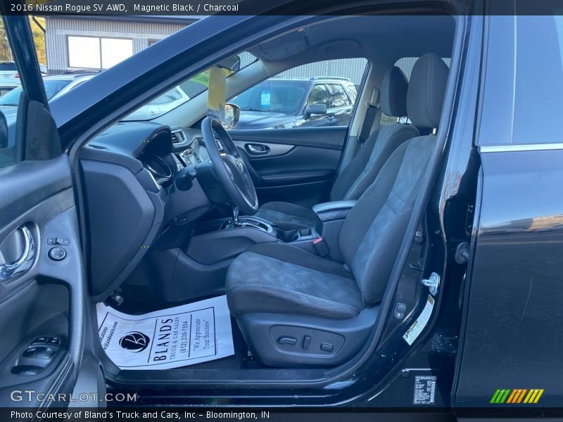 Magnetic Black / Charcoal 2016 Nissan Rogue SV AWD