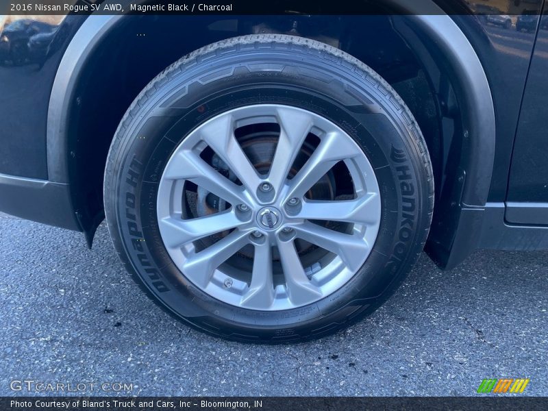Magnetic Black / Charcoal 2016 Nissan Rogue SV AWD