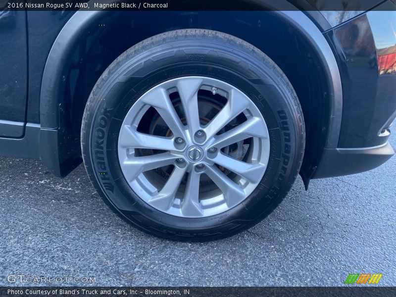 Magnetic Black / Charcoal 2016 Nissan Rogue SV AWD