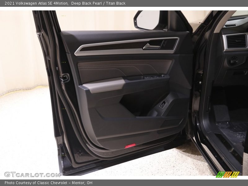 Deep Black Pearl / Titan Black 2021 Volkswagen Atlas SE 4Motion