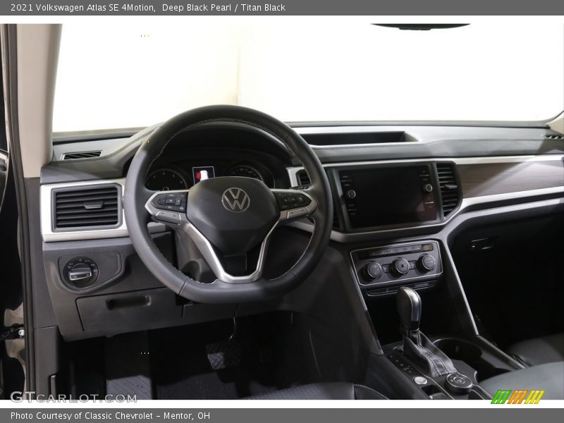 Deep Black Pearl / Titan Black 2021 Volkswagen Atlas SE 4Motion