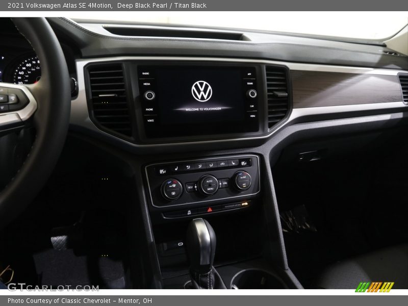 Deep Black Pearl / Titan Black 2021 Volkswagen Atlas SE 4Motion
